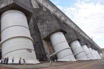 Os gigantescos dutos de água das turbinas da Usina de Itaipu, em Foz do Iguaçu, fronteira de Brasil e Paraguai. Por cada um deles passam, em média, o volume correspondente à metade das cataratas do Iguaçu!